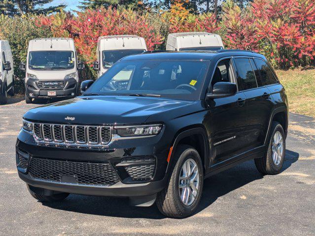 Photo of 2025 Diamond Black Crystal Pearlcoat Jeep Grand Cherokee