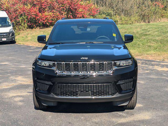 Photo of 2025 Diamond Black Crystal Pearlcoat Jeep Grand Cherokee