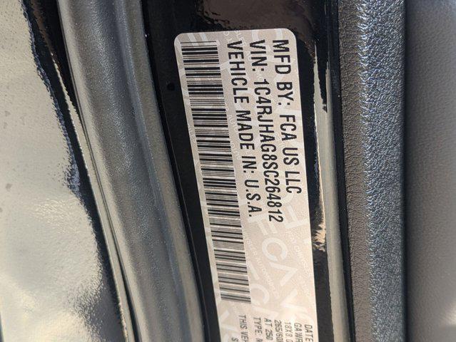 Photo of 2025 Diamond Black Crystal Pearlcoat Jeep Grand Cherokee