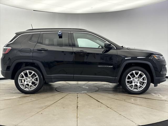 Photo of 2022 Diamond Black Crystal Pearlcoat Jeep Compass