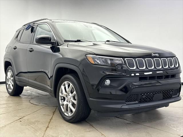 Photo of 2022 Diamond Black Crystal Pearlcoat Jeep Compass