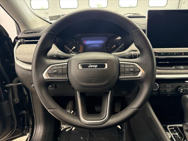 Photo of 2022 Diamond Black Crystal Pearlcoat Jeep Compass