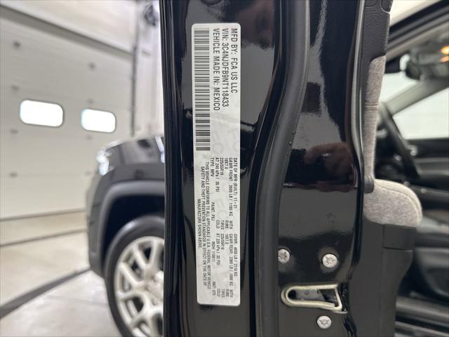 Photo of 2022 Diamond Black Crystal Pearlcoat Jeep Compass