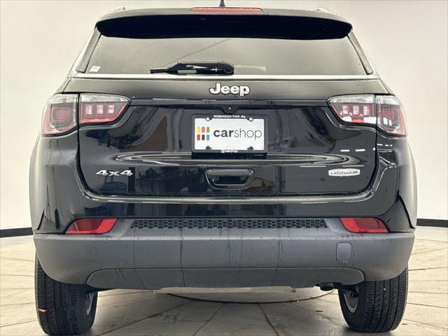 Photo of 2022 Diamond Black Crystal Pearlcoat Jeep Compass