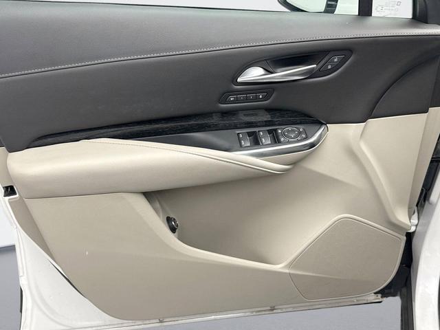 Photo of 2022 Crystal White Tricoat Cadillac XT4