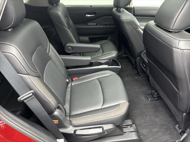 Photo of 2024 Scarlet Ember Tintcoat/Super Black Nissan Pathfinder
