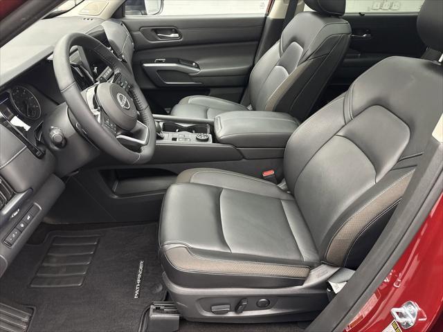 Photo of 2024 Scarlet Ember Tintcoat/Super Black Nissan Pathfinder