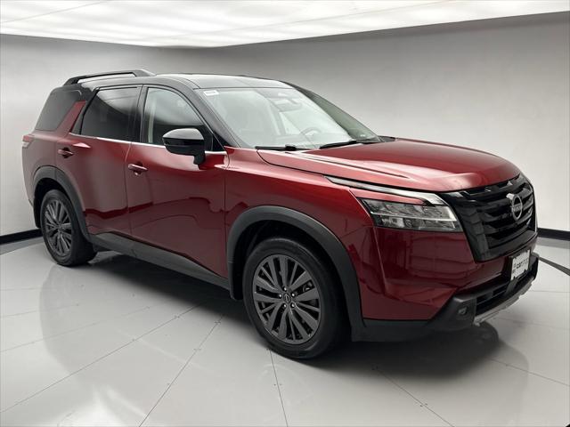 Photo of 2024 Scarlet Ember Tintcoat/Super Black Nissan Pathfinder