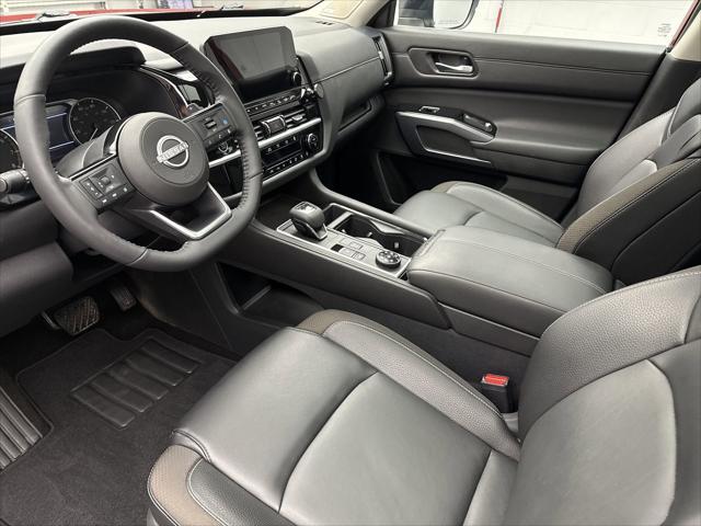 Photo of 2024 Scarlet Ember Tintcoat/Super Black Nissan Pathfinder