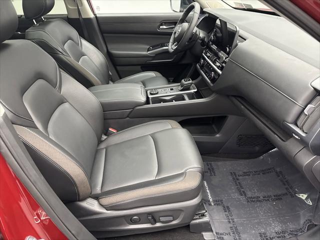 Photo of 2024 Scarlet Ember Tintcoat/Super Black Nissan Pathfinder