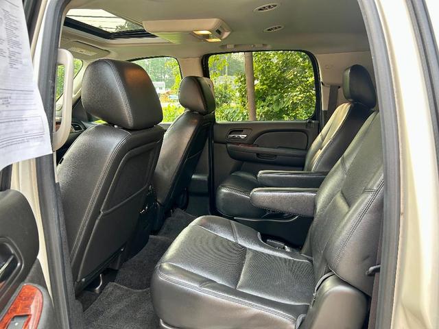 Photo of 2013 White Chevrolet Suburban
