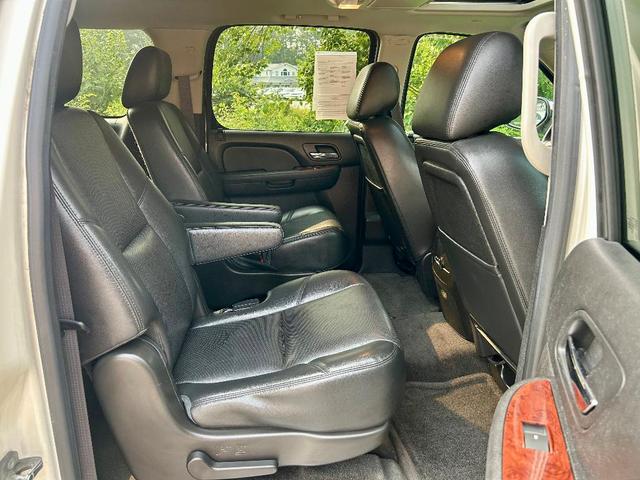 Photo of 2013 White Chevrolet Suburban