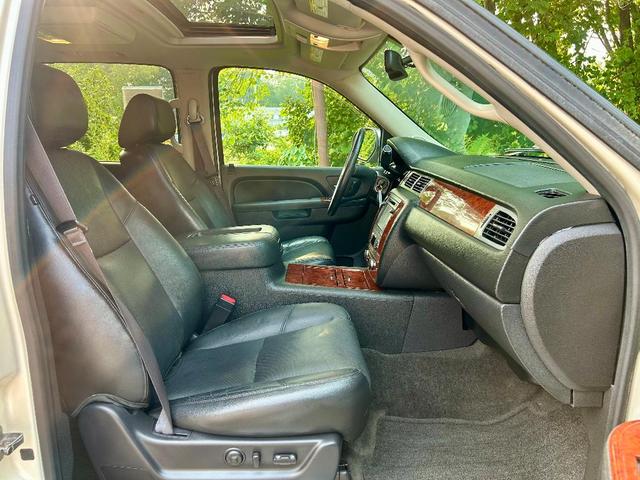 Photo of 2013 White Chevrolet Suburban