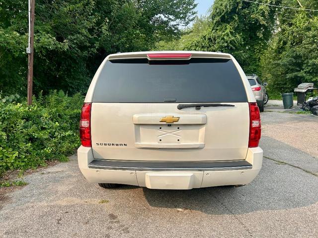 Photo of 2013 White Chevrolet Suburban
