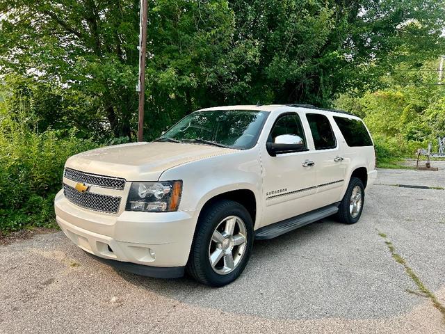 Photo of 2013 White Chevrolet Suburban