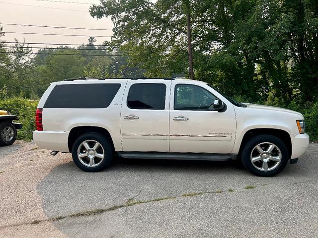 Photo of 2013 White Chevrolet Suburban
