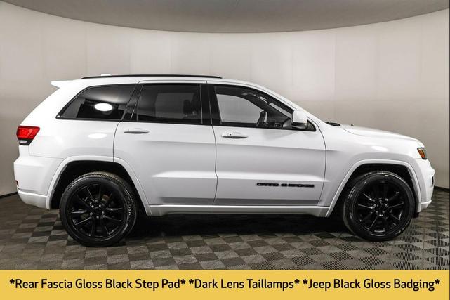 Photo of 2017 Bright White Clearcoat Jeep Grand Cherokee