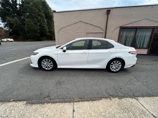 Photo of 2018 Super White Toyota Camry