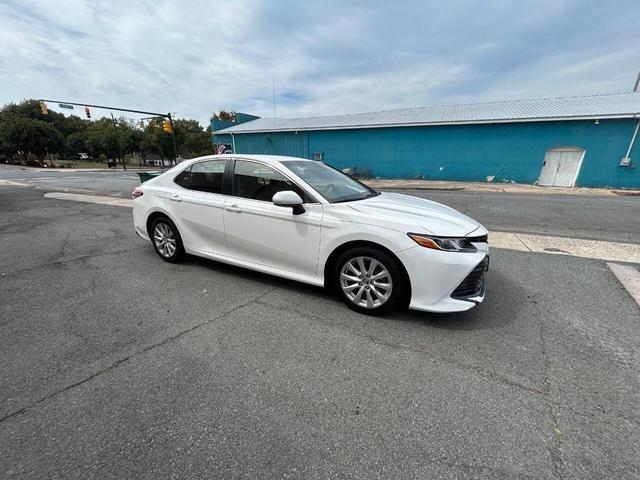 Photo of 2018 Super White Toyota Camry