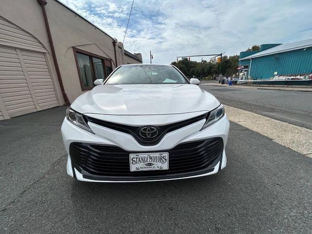 Photo of 2018 Super White Toyota Camry