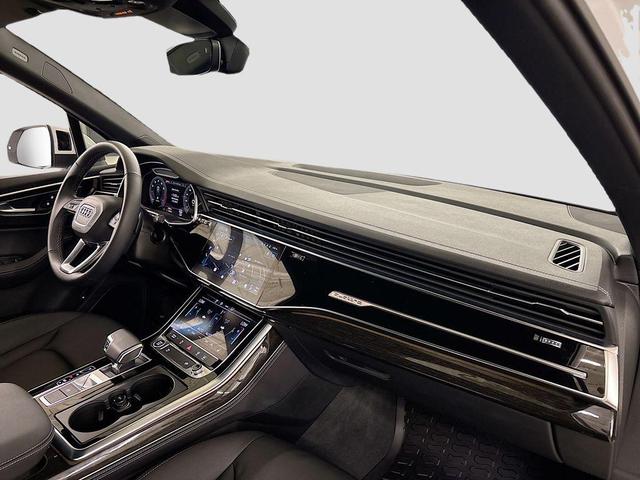 Photo of 2025 Glacier White Metallic Audi Q7