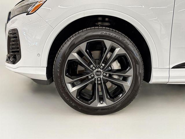 Photo of 2025 Glacier White Metallic Audi Q7