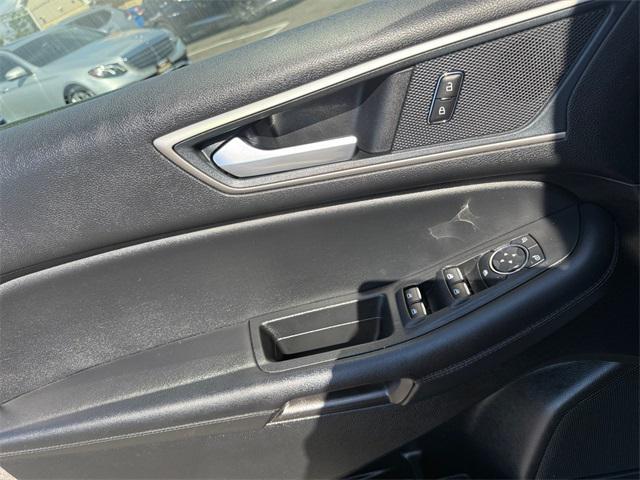 Photo of 2024 ICONIC SILVER Ford Edge