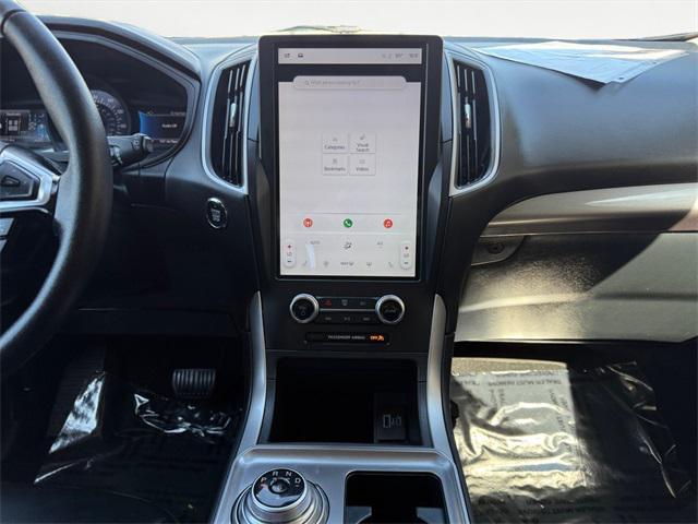 Photo of 2024 ICONIC SILVER Ford Edge