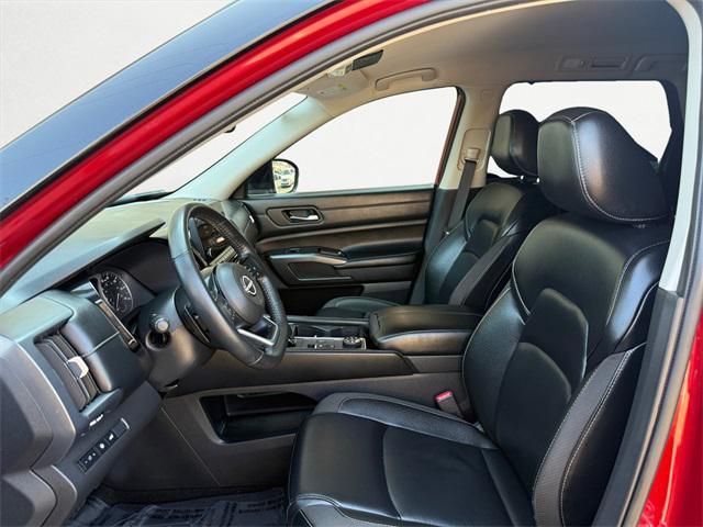 Photo of 2023 Scarlet Ember Tintcoat/Super Black Nissan Pathfinder