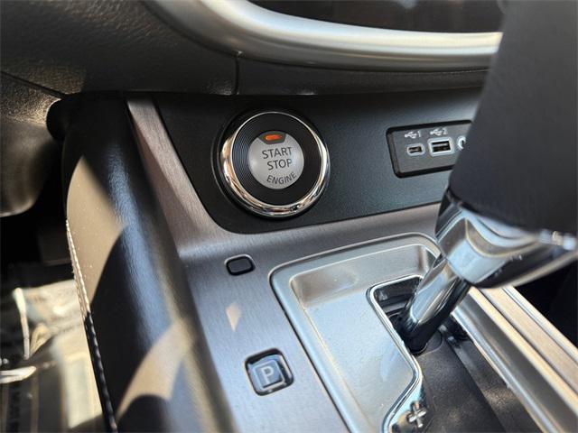 Photo of 2024 Pearl White Tricoat Nissan Murano