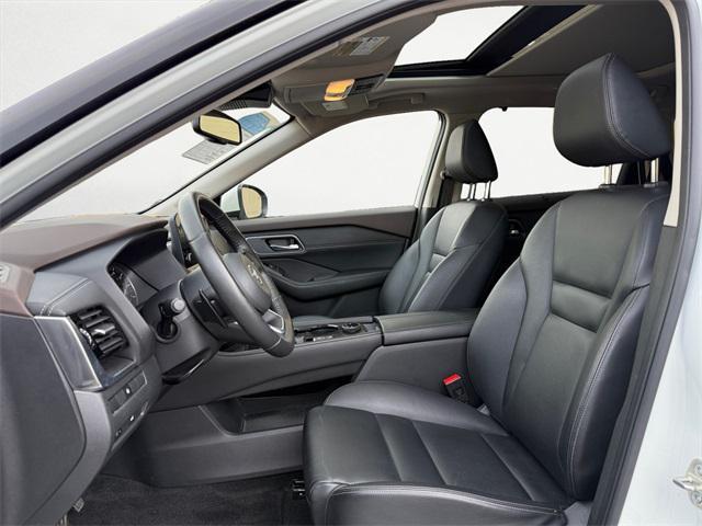 Photo of 2021 Pearl White Tricoat Nissan Rogue