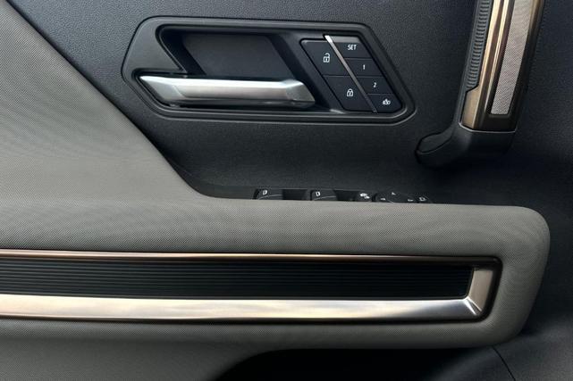 Photo of 2025 Black GMC HUMMER EV Pickup