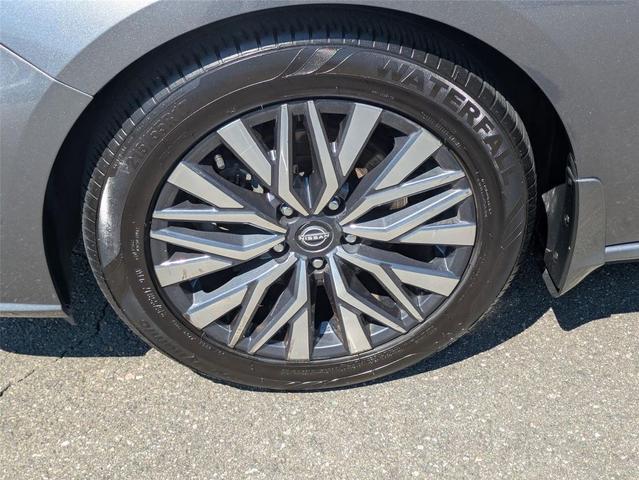 Photo of 2023 Gun Metallic Nissan Altima
