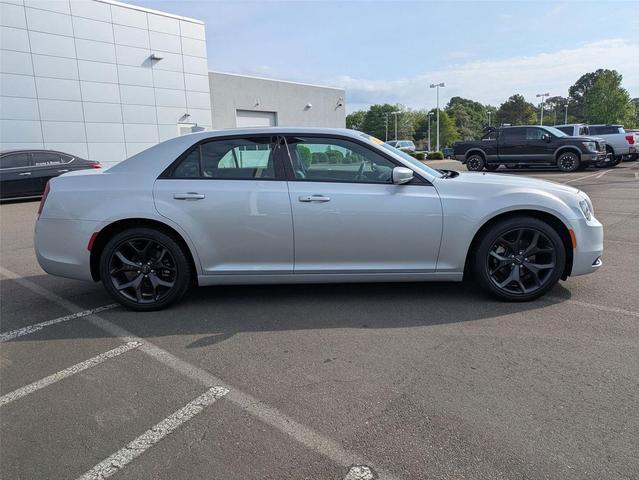 Photo of 2023 Silver Mist Clearcoat Chrysler 300