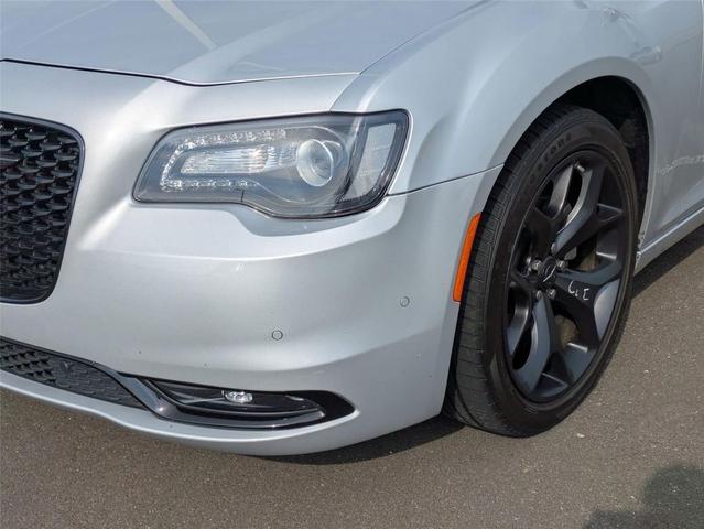 Photo of 2023 Silver Mist Clearcoat Chrysler 300