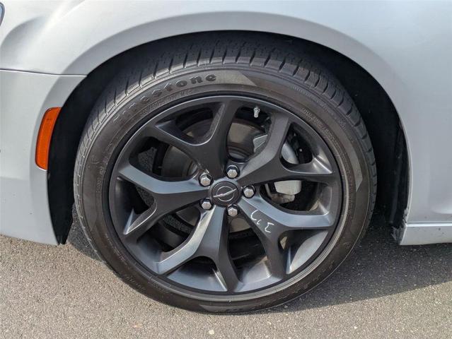 Photo of 2023 Silver Mist Clearcoat Chrysler 300