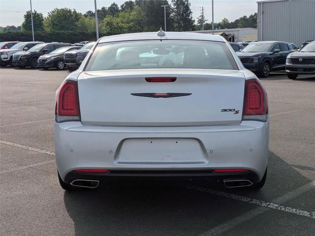 Photo of 2023 Silver Mist Clearcoat Chrysler 300