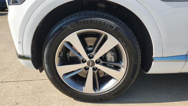 Photo of 2023 Alta White Genesis GV80