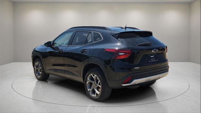 Photo of 2024 Mosaic Black Metallic Chevrolet Trax