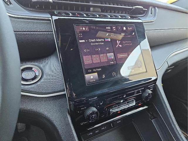 Photo of 2025 Silver Zynith Jeep Grand Cherokee