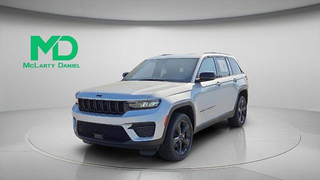 Photo of 2025 Silver Zynith Jeep Grand Cherokee