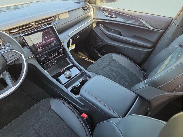 Photo of 2025 Silver Zynith Jeep Grand Cherokee