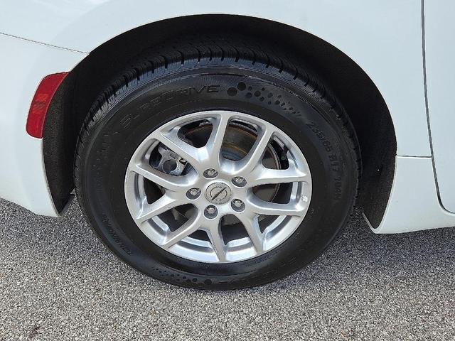 Photo of 2023 Bright White Clearcoat Chrysler Pacifica
