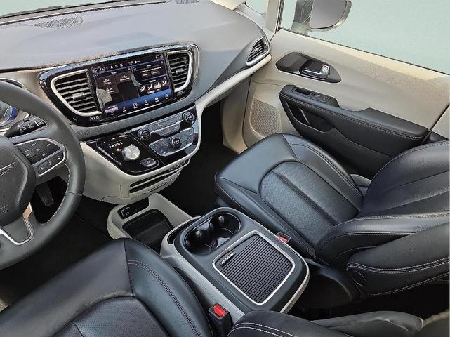 Photo of 2023 Bright White Clearcoat Chrysler Pacifica