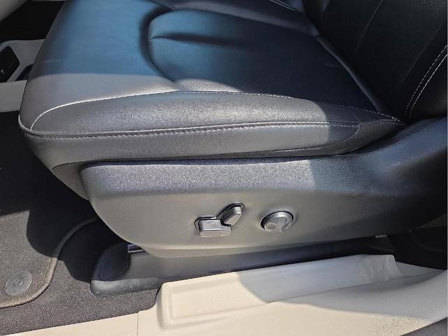 Photo of 2023 Bright White Clearcoat Chrysler Pacifica