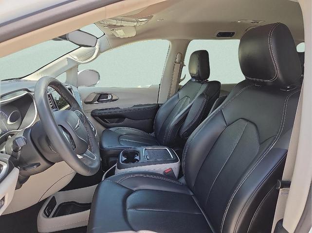 Photo of 2023 Bright White Clearcoat Chrysler Pacifica