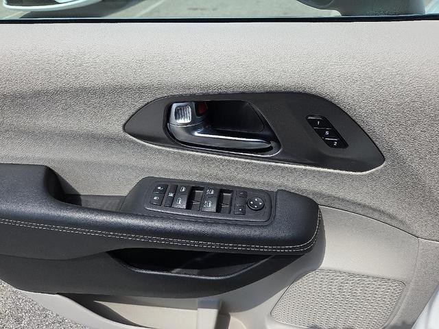Photo of 2023 Bright White Clearcoat Chrysler Pacifica