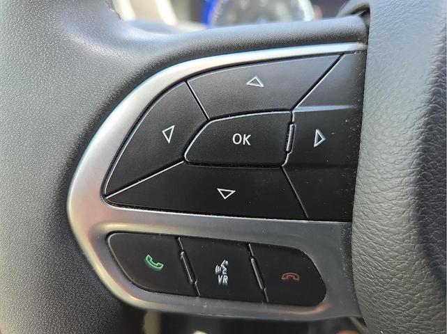 Photo of 2023 Bright White Clearcoat Chrysler Pacifica