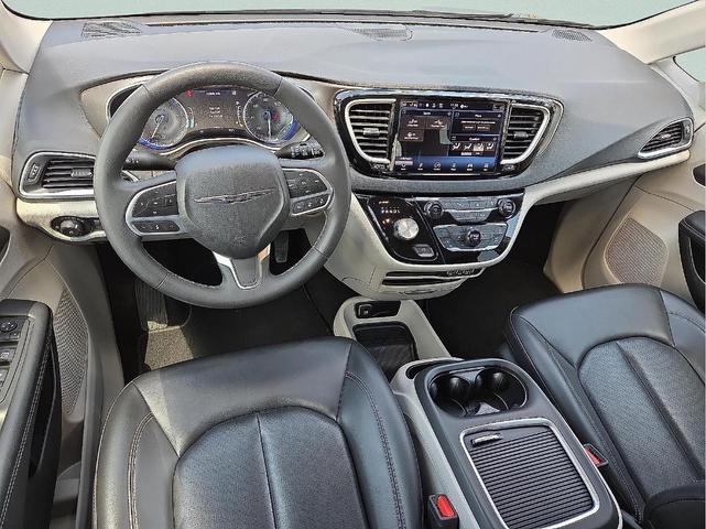 Photo of 2023 Bright White Clearcoat Chrysler Pacifica
