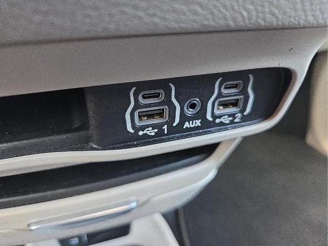 Photo of 2023 Bright White Clearcoat Chrysler Pacifica